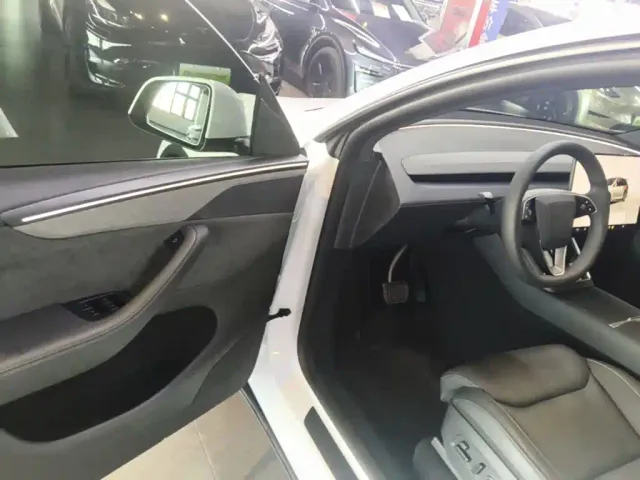Tesla Model Y L — Фото автомобиля 15