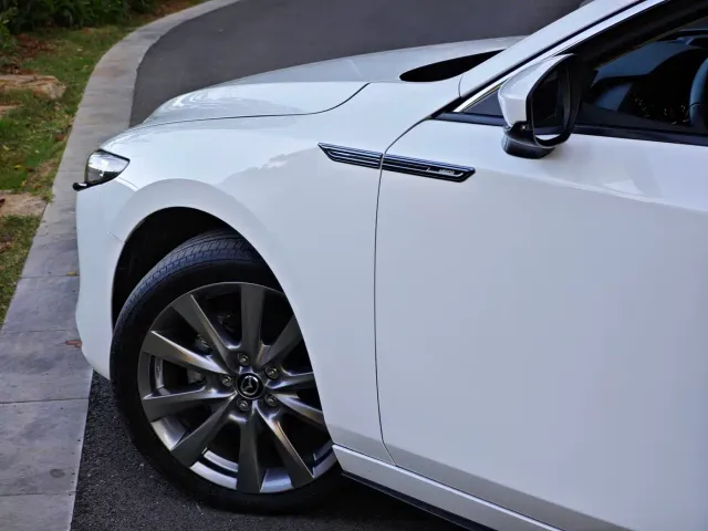 Mazda Axela — Фото автомобиля 10
