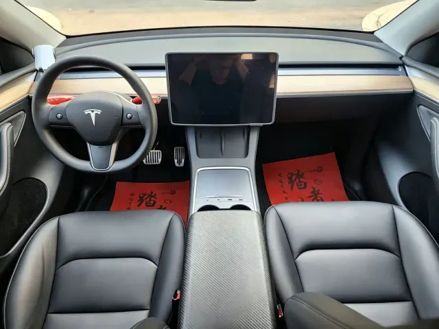 Tesla Model Y — Фото автомобиля 5
