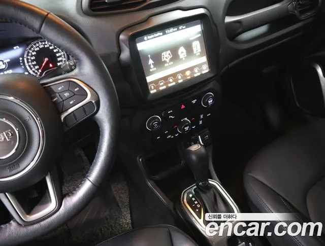 Jeep Renegade — Фото автомобиля 10