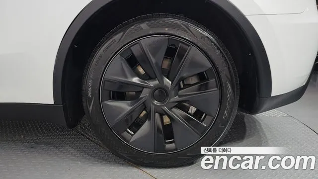 Tesla Model Y — Фото автомобиля 21
