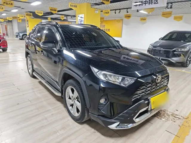 Toyota RAV4 — Фото автомобиля 3