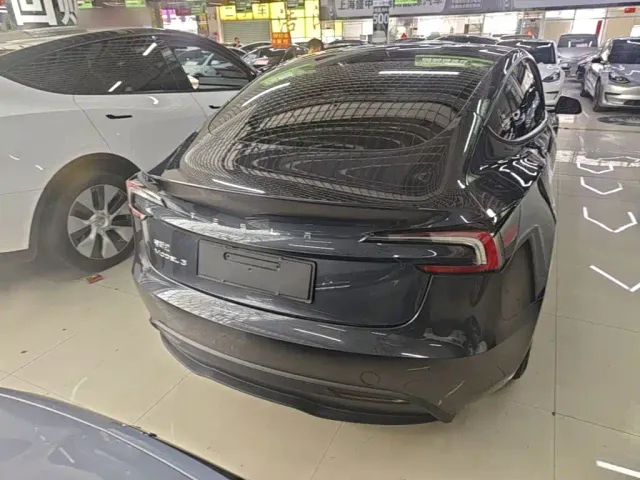 Tesla Model 3 — Фото автомобиля 3
