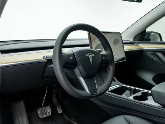 Tesla Model Y — Фото автомобиля 13