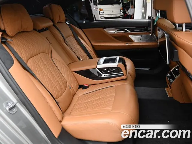 BMW 7-Series — Фото автомобиля 12