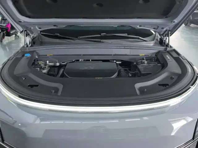 Li Auto L8 — Фото автомобиля 10
