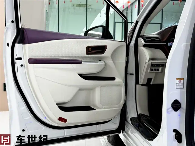 Toyota Sienna — Фото автомобиля 2
