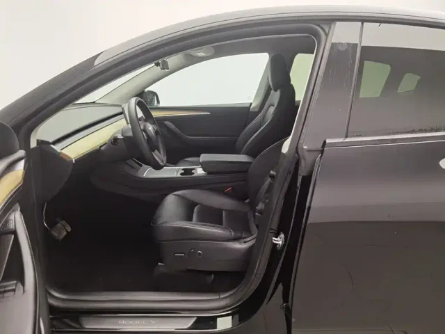 Tesla Model Y — Фото автомобиля 10