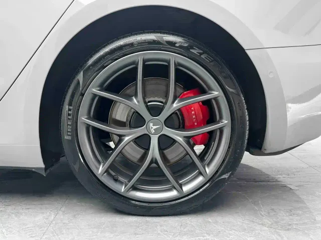 Tesla Model 3 — Фото автомобиля 9