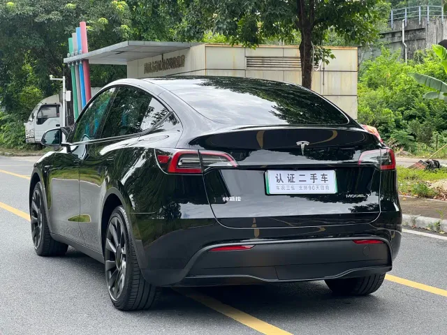 Tesla Model Y — Фото автомобиля 7