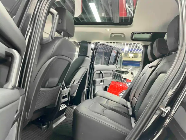 Land Rover Defender — Фото автомобиля 7