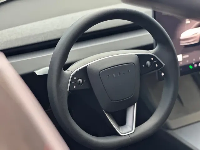 Tesla Model 3 — Фото автомобиля 4