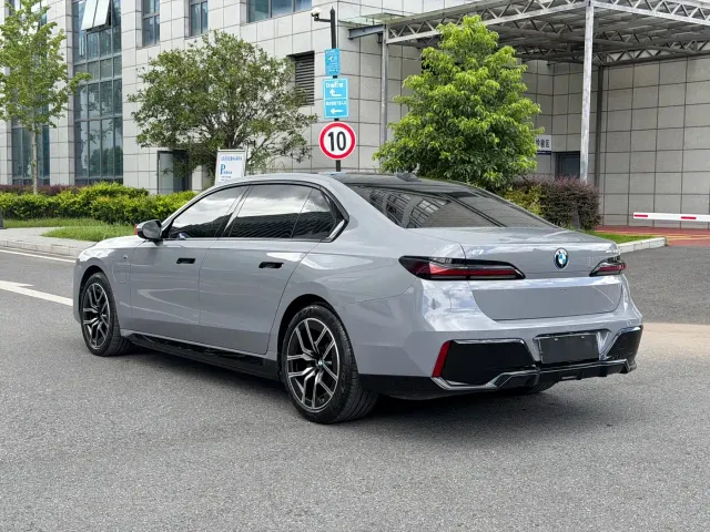 BMW i7 — Фото автомобиля 4