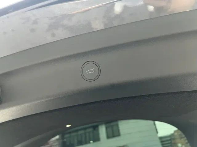 Tesla Model Y — Фото автомобиля 13