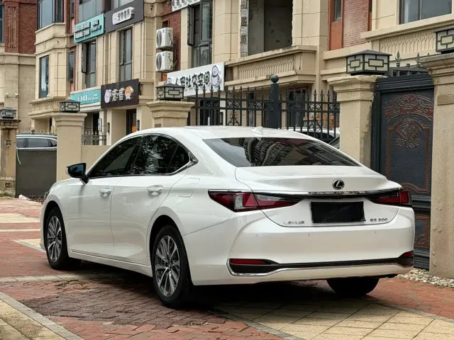 Lexus ES — Фото автомобиля 9
