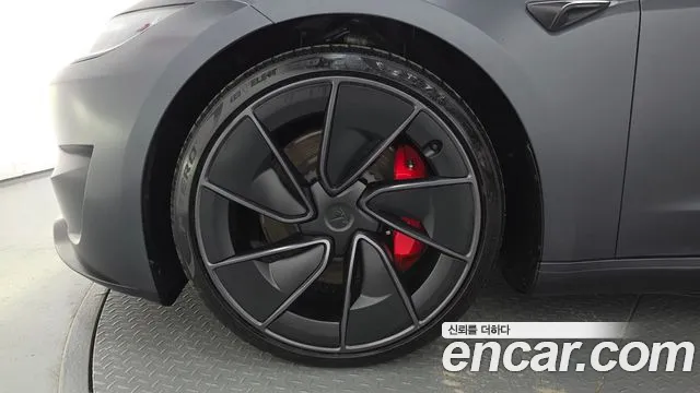 Tesla Model 3 — Фото автомобиля 5