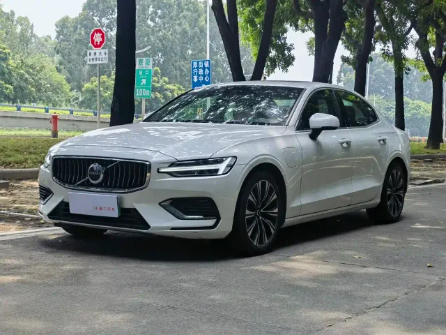 Фотография автомобиля — Volvo S60 Plug-in Hybrid