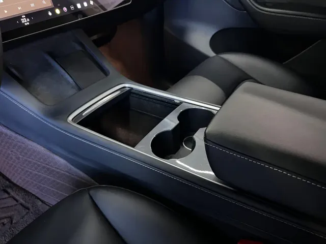Tesla Model Y — Фото автомобиля 6