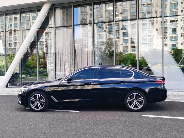 BMW 5 Series — Фото автомобиля 3