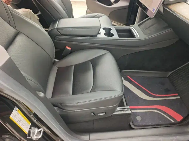 Tesla Model Y — Фото автомобиля 11