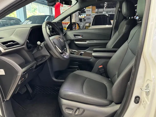 Toyota Sienna — Фото автомобиля 8