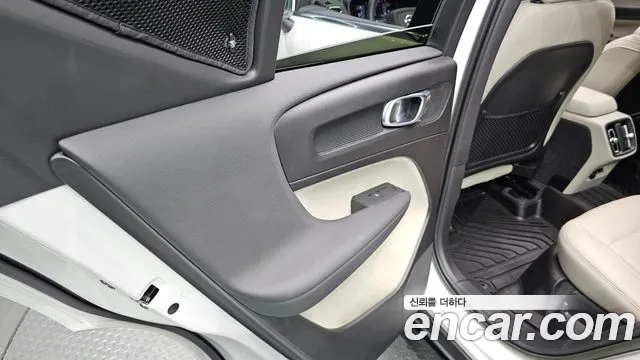 Вольво XC40 B4 Ultimate Bright — Фото автомобиля 23