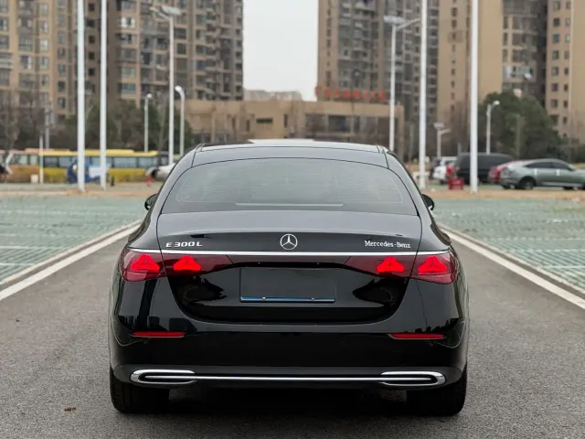 Mercedes-Benz E-Class — Фото автомобиля 5