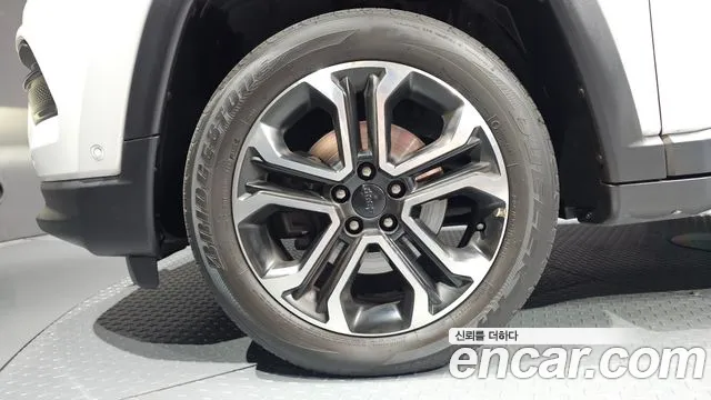 Jeep Compass — Фото автомобиля 4