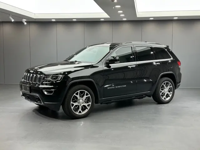 Фотография автомобиля — Jeep Grand Cherokee