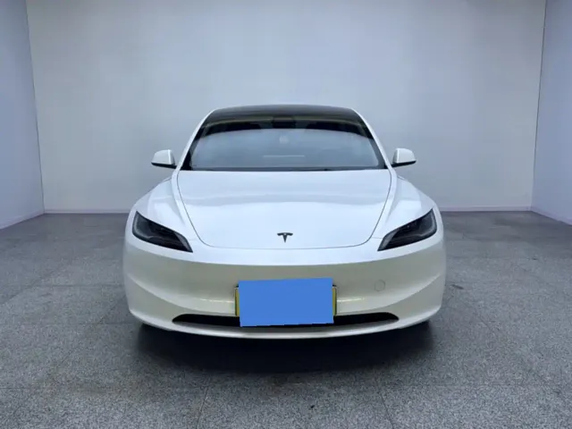 Tesla Model 3 — Фото автомобиля 2