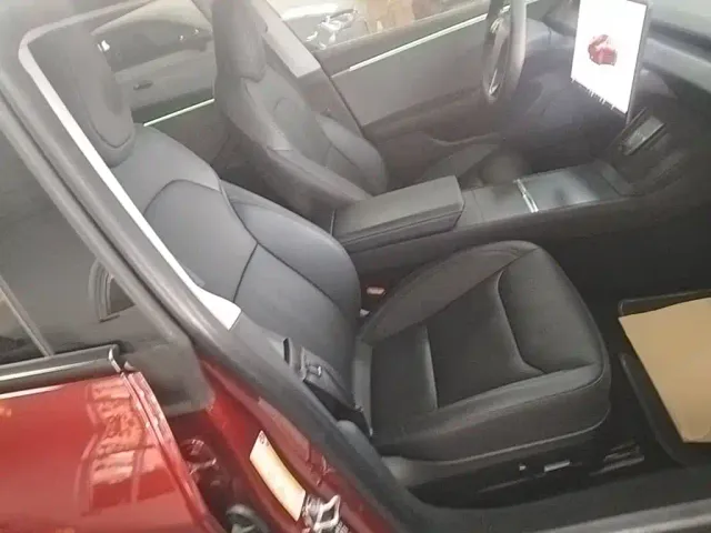 Tesla Model 3 — Фото автомобиля 24