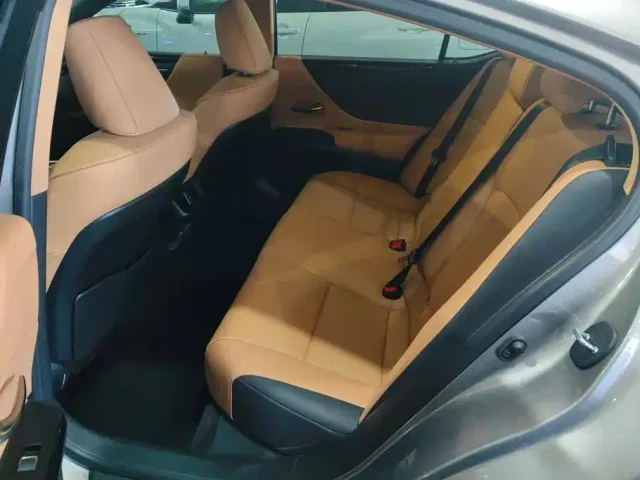 Lexus ES — Фото автомобиля 11