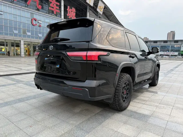 Toyota Sequoia — Фото автомобиля 9