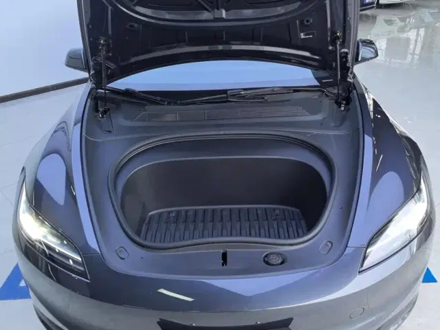 Tesla Model 3 — Фото автомобиля 10