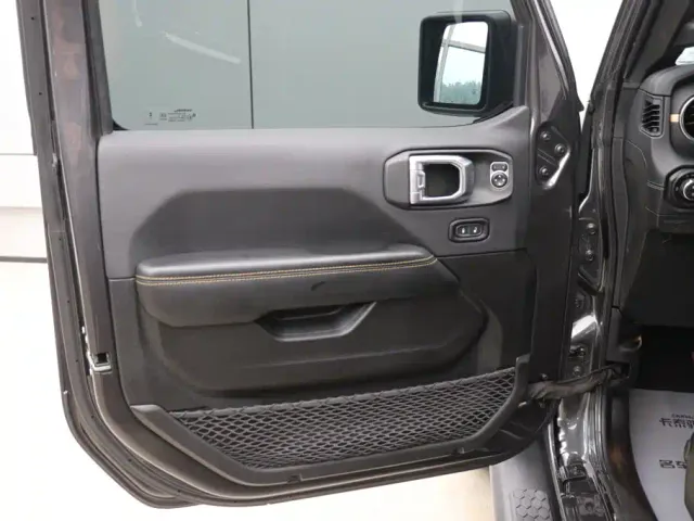 Jeep Wrangler — Фото автомобиля 10