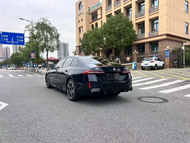 BMW 5 Series — Фото автомобиля 9