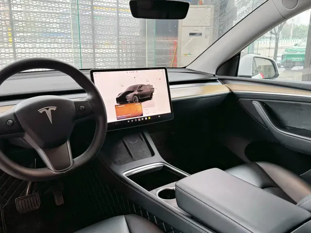 Tesla Model Y — Фото автомобиля 8