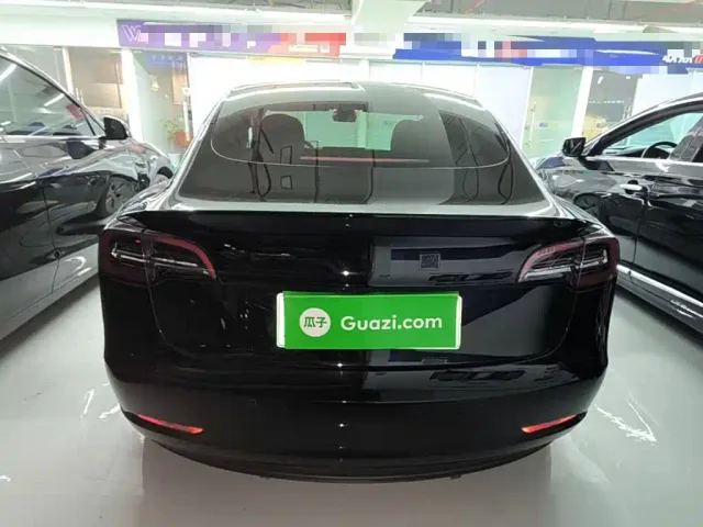 Tesla Model 3 — Фото автомобиля 5