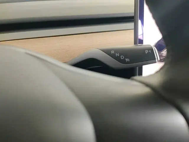 Tesla Model Y — Фото автомобиля 13