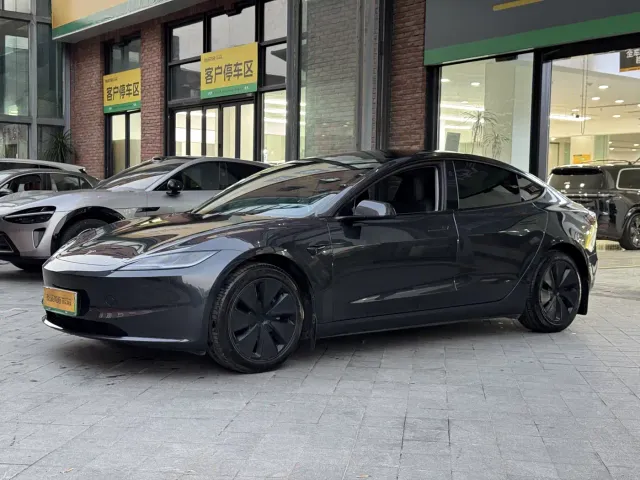 Tesla Model 3 — Фото автомобиля 4