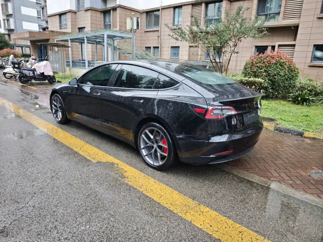 Tesla Model 3 — Фото автомобиля 5