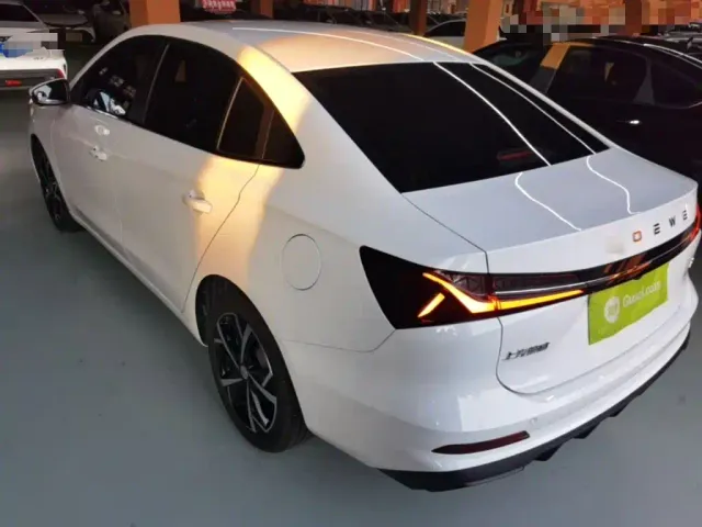 Roewe i5 — Фото автомобиля 4