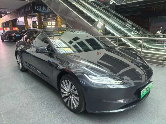 Tesla Model 3 — Фото автомобиля 3