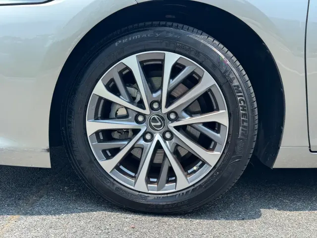 Lexus ES — Фото автомобиля 16