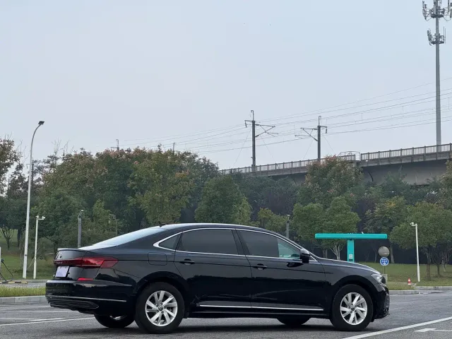 Volkswagen Passat — Фото автомобиля 16
