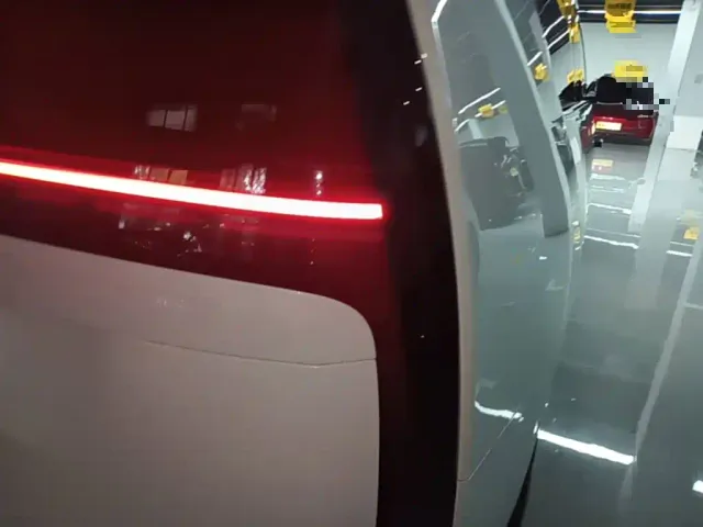 Li Auto MEGA — Фото автомобиля 7