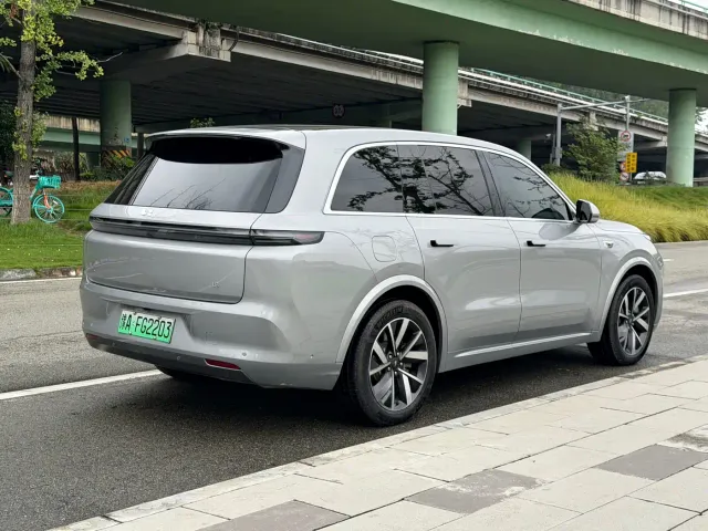 Li Auto L8 — Фото автомобиля 5
