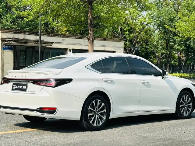 Lexus ES — Фото автомобиля 5