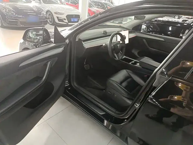 Tesla Model Y — Фото автомобиля 11
