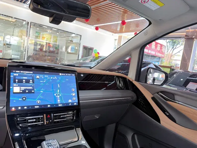 GAC Trumpchi M8 — Фото автомобиля 9
